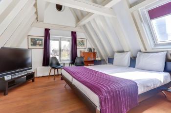 City-centre, Canal-house, luxurious , stylish bedroom, ensuite bathroom, Amsterdam (photo 3)