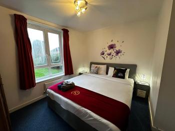 London 2 double bedrooms 2 Bathrooms Holiday Home - Parking SKYSPORTS, NETFLIX - 2 - 3 minutes walk to the Train station - 19min to London Liverpool Street fast Internet GROUND FLOOR 100s of shops restaurants bakeries 24-hour ASDA superstore, Major hospi, Londýn (fotografie 2)