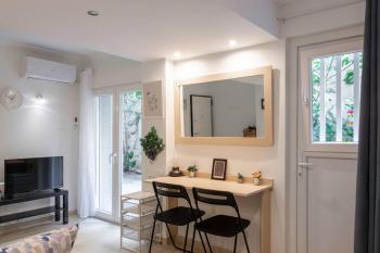 Renovated and cozy apartment close to metro, Athens (photo 2)