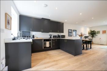 Elegance Retreat - 2 Bed Holiday Home with Parking, Manchester (foto 2)