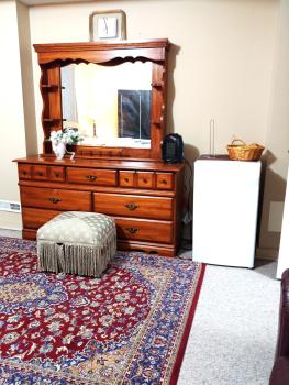 Room with private bath across train station, Burlington (photo 2)