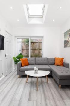 Flatzy - Modern 3 Bedroom Home in City Centre, Liverpool (photo 3)