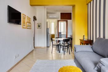 Yellow Stripes Apartment - San Giovanni by RHR, Rom (Foto 2)
