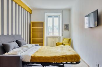 Yellow Stripes Apartment - San Giovanni by RHR, Rom (Foto 5)