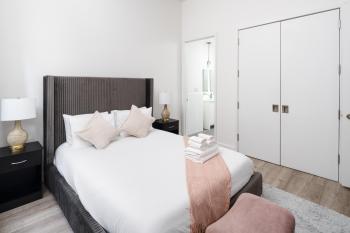 Chic 1BD with Rooftop W/D in Unit Downtown, New York (fotografie 3)