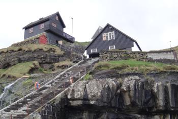 House by the sea and The Seal Woman, Mikladalur (foto 2)