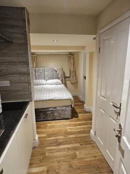 Entire en-suite room in Windsor home with free parking, Windsor (foto 4)