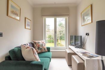 Near Major Attractions | Comfortable | TV, Bath (photo 2)