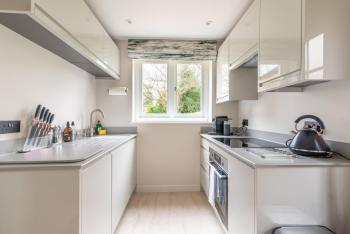 Near Major Attractions | Comfortable | TV, Bath (photo 3)