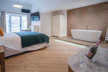Suite 5 - Sleeping Giant Hotel - Pen Y Cae Inn, Brecon (photo 2)