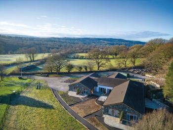 Suite 2 - Sleeping Giant Hotel - Pen Y Cae Inn, Brecon (photo 4)