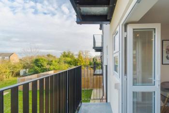 Stylish Windsor Getaway w Balcony - Free Parking - By Tempstay, Windsor (photo 5)