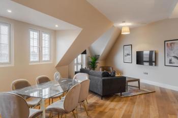 Spacious Luxury Penthouse, 2BR, Private Parking - By Tempstay, Windsor (fotografie 5)
