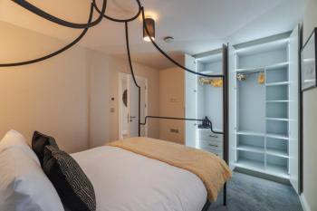 Stylish 2 Bed 2 Bath Apartment - Allocated Parking - By Tempstay, Windsor (photo 4)
