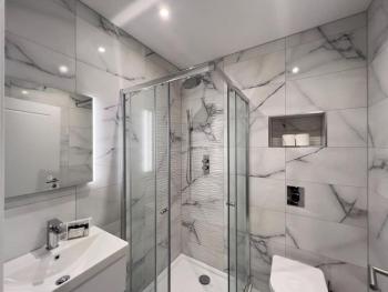 Modern 2 Bed Apartment - Allocated Parking - By Tempstay, Windsor (photo 3)