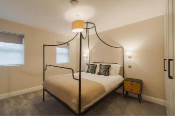 Modern 2 Bed Apartment - Allocated Parking - By Tempstay, Windsor (photo 5)