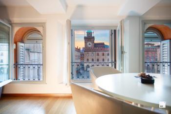 Urbanicooh Asinelli - Balcony on Piazza Maggiore, Bologna (photo 3)