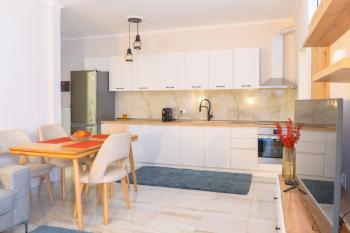 Tirana Cityscape 3- Vibrant Modern Apartment, Tirana (photo 2)