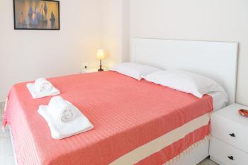 Tirana Cityscape 3- Vibrant Modern Apartment, Tirana (photo 3)