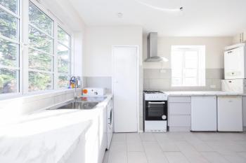 3 Bedroom King's College Denmark Hill Flat, London (photo 3)