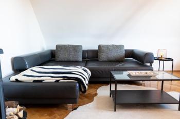 Doppelhaus- Villa Leipzig Schleußig , moderner Altbau Apartment Dachetage mit 2 Schlafzimmern und separatem Zusatzzimmer , Parkplatz - Balkon - Kamin - Eicheparkett - Arbeitsplatz, Leipzig (Foto 2)