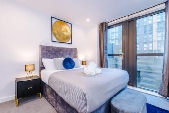 Royal Suite, Sleeps 4, High-Speed Wi-Fi & Luxury Comfort, Perfect for Extended Stays, Birmingham (photo 3)