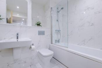 Royal Suite, Sleeps 4, High-Speed Wi-Fi & Luxury Comfort, Perfect for Extended Stays, Birmingham (photo 5)
