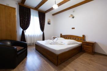 CONACUL DE SUB MUNTE, Novaci-Străini (foto 3)