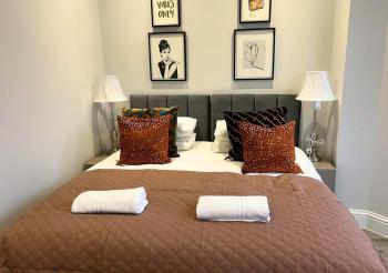 Aisiki Stays Apartments at Enfield, Air-conditioned & Pet-Friendly, Ground Floor, 3-Bedroom & 2-Bathroom Flat, King or Twin Beds with Garden, Free Wi-Fi and Parking Space, Londyn (zdjęcie 3)