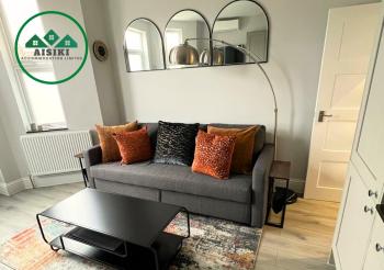 Aisiki Stays Apartments at Enfield, Air-conditioned & Pet-Friendly, Ground Floor, 3-Bedroom & 2-Bathroom Flat, King or Twin Beds with Garden, Free Wi-Fi and Parking Space, Londyn (zdjęcie 4)