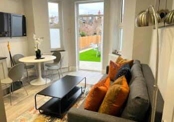 Aisiki Stays Apartments at Enfield, Air-conditioned & Pet-Friendly, Ground Floor, 3-Bedroom & 2-Bathroom Flat, King or Twin Beds with Garden, Free Wi-Fi and Parking Space, Londyn (zdjęcie 5)