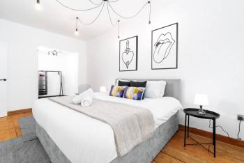 Loft Style Apartment - Near City Centre - Smart TV- WIFI - Parking - Top Rated - 3NT, Бирмингем (фото 2)