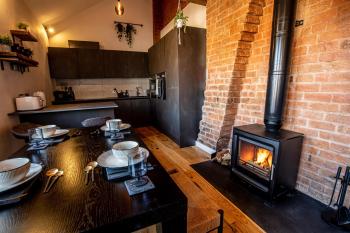 DJH Homes - Luxurious and chic 3BR Grade II Industrial House with log burner and electric blinds - JQ, Birmingham City, Birmingham (photo 4)