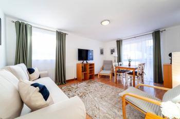 Bright 2BR flat off trendy Chiswick High Road, London (photo 2)