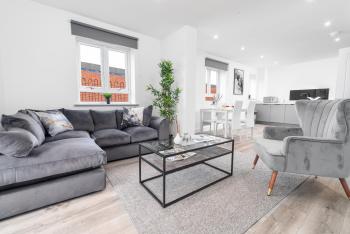 Stylish Apartment - 2 Bedrooms - Balcony - Parking - Netflix - Wifi - 7MC, Бирмингем (фото 2)