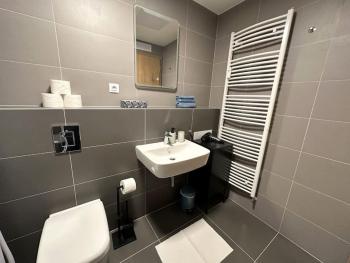 New apartment near Tipos Arena, free parking, Danubius One building, Bratislava (fotografie 4)