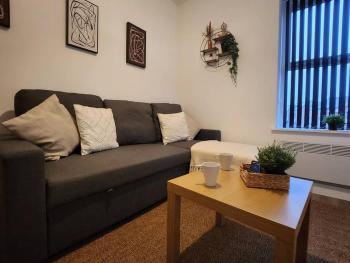 SuperValue Suite 2 - Fast WiFi, Hotel Linen, Keyless Entry, City only 10 Mins - BY PROPERTY PROMISE, Cardiff (photo 2)