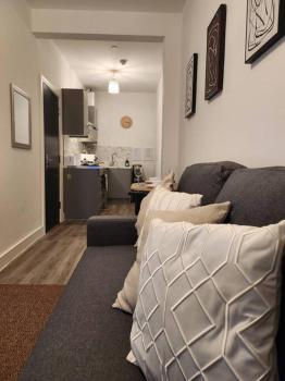 SuperValue Suite 2 - Fast WiFi, Hotel Linen, Keyless Entry, City only 10 Mins - BY PROPERTY PROMISE, Cardiff (photo 5)