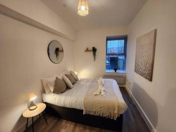 SuperValue Suite 2 - Fast WiFi, Hotel Linen, Keyless Entry, City only 10 Mins - BY PROPERTY PROMISE, Cardiff (photo 3)