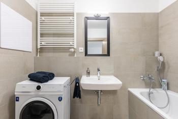 Sunny Haven: Modern 2BR,Garage, WiFi,Stream, Братислава (фото 5)
