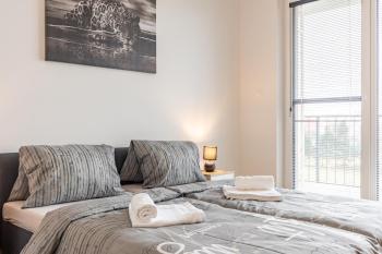 Sunny Haven: Modern 2BR,Garage, WiFi,Stream, Братислава (фото 3)