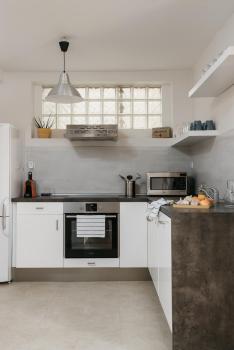 ROY 2BR Apt with Prague Castle View, Parking & AC by EasyBNB Premium, Prague (photo 5)