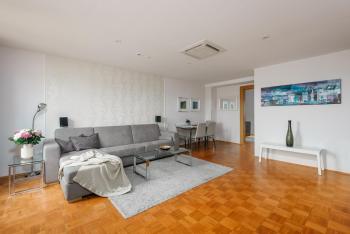 ROY 2BR Apt with Prague Castle View, Parking & AC by EasyBNB Premium, Prague (photo 2)