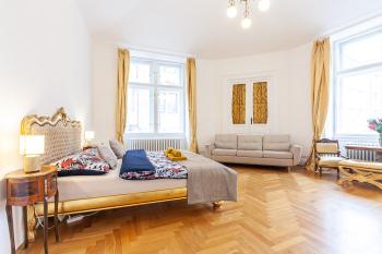 Royal Apartment by Charles Bridge view of Saint Nicholas Church, Praha (fotografie 5)