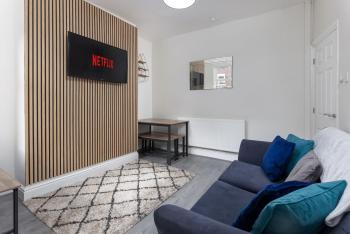 Newcombe House - Air Host & Stay - Free Parking - Contractor Friendly, Liverpool (photo 4)