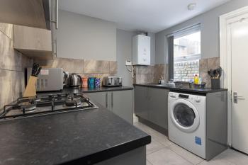 Newcombe House - Air Host & Stay - Free Parking - Contractor Friendly, Liverpool (photo 5)