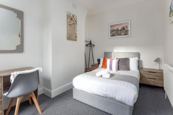 Newcombe House - Air Host & Stay - Free Parking - Contractor Friendly, Liverpool (photo 2)