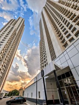 19th Floor Cozy Condo with Pool, Fitness, Parking Included in Price & Self Check in Available, Skopje (zdjęcie 2)