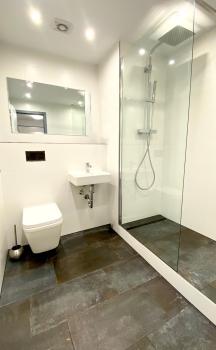 DOMspitzen-BLICK, cooles 2 Zimmer Apt mit Indoor-Swimmingpool auf dem Dach, Küche und Smart-TV, Cologne (photo 4)