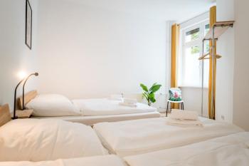 Spacious 3BR plus AC Self Check-in Street Parking, Berlin (Foto 3)